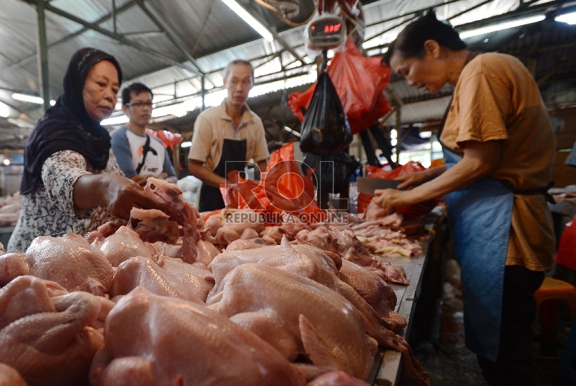 Harga Daging Ayam Naik. Warga membeli daging ayam di Pasar Senen, Jakarta Pusat, Senin (20/7). 