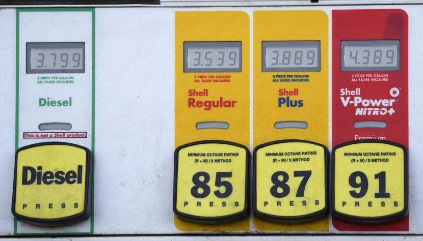 Harga dan kadar bensin ditampilkan di pompa bensin Shell Jumat, 26 Mei 2023. Harga minyak mentah berjangka jatuh pada akhir perdagangan Rabu (14/6/2023).