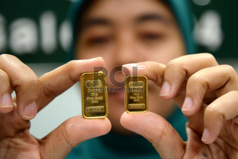 Petugas menunjukkan emas batangan di kantor Pegadaian, Jakarta, Rabu (25/2). (Republika/ Yasin Habibi)