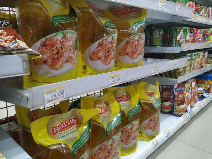 Harga jual minyak goreng kemasan di sebuah mini market di Kota Tasikmalaya, Kamis (17/3/2022).