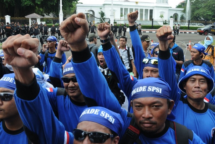 Hari Buruh Sedunia (May Day) di depan Istana Merdeka, Jakarta, Selasa (1/5). (Republika/Aditya Pradana Putra)