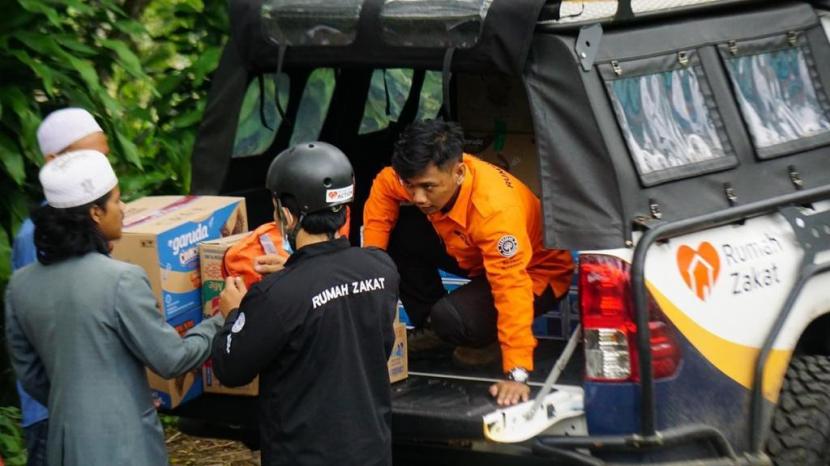 Hari ini Tim Relawan Rumah Zakat Kembali melanjutkan aksi peduli Cianjur.  Bantuan logistik yang sudah terkumpul sudah mulai dapat disalurkan kembali ke beberapa titik lokasi terdampak.