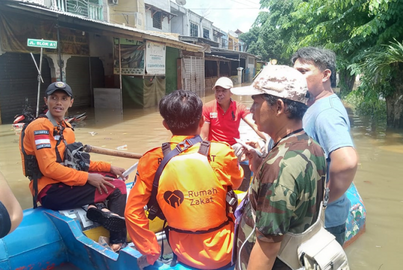 Hari kedua banjir, tim Rumah Zakat Action masih mendistribusikan bantuan untuk para korban.