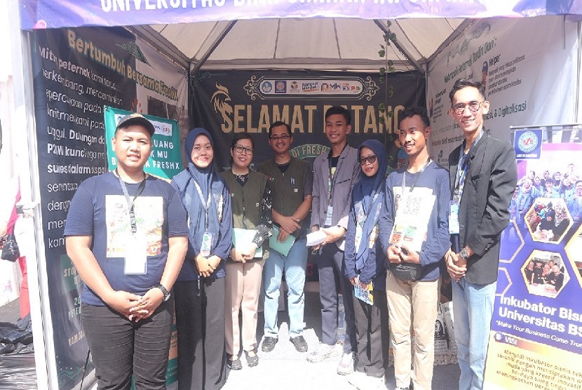 Hari kedua gelaran Kewirausahaan Mahasiswa Indonesia Expo (KMI EXPO 2023) yang dilaksanakan pada Kamis (16/11) di Universitas Pendidikan Ganesha Bali, berlangsung sukses dan penuh antusiasme.