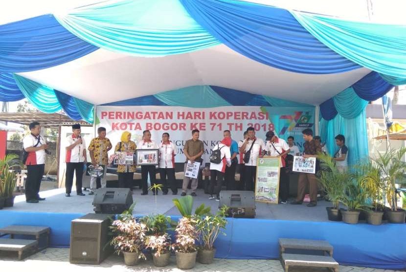 Hari Koperasi Kota Bogor sudah berumur Ke-71 tahun 2018, Dinas Koperasi dan UMKM Kota Bogor serta Dewan Koperasi Indonesia (Dekopin) Kota Bogor menggelar konsorsium dengan menyepakati kerjasama (MoU) bersama pemerintah dan asosiasi dari Kamar Dagang dan Industri (Kadin), hotel, retail dan anggota koperasi lainnya.Berlangsung di Lapangan Ruko Botanica, Kelurahan Sindang Barang, Kecamatan Bogor Barat,  Senin ( 3/9 ).