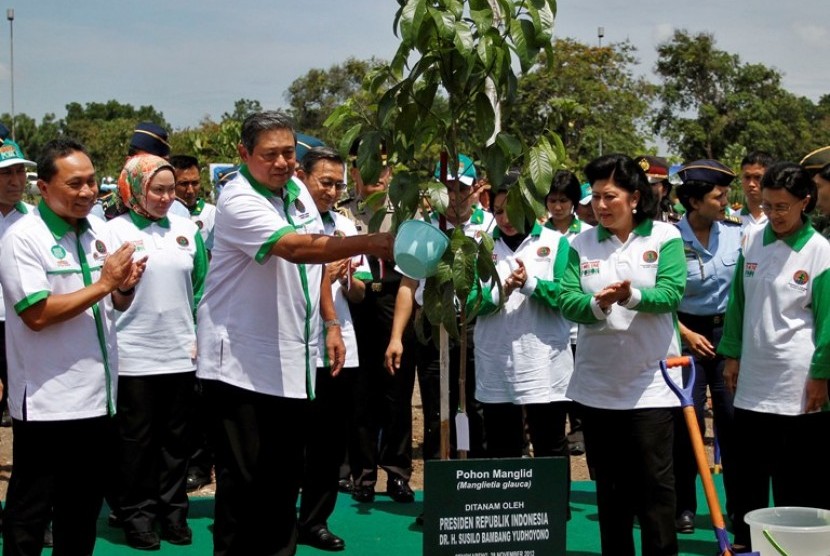 HARI MENANAM POHON. Presiden Susilo Bambang Yudhoyono (ketiga kiri) didampingi Wapres Boediono (keempat kiri), Ibu Negara Ny Ani Yudhoyono (ketiga kanan), Ibu Herawati Boediono (kanan), Menteri Kehutanan Zulkifli Hasan (kiri) dan Gubernur Banten Ratu Atut 