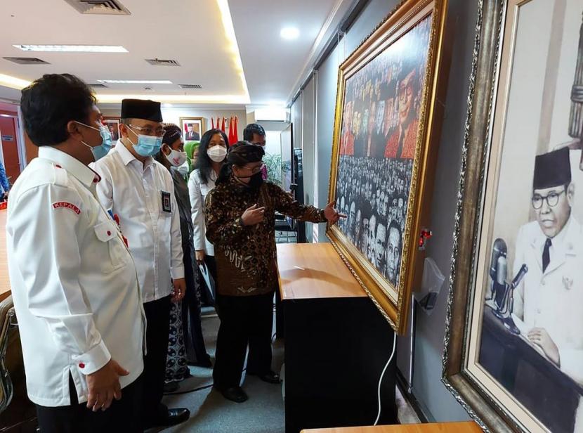 Hari Pahlawan nampaknya selalu memberikan makna yang berarti bagi masyarakat Indonesia, tak terkecuali Badan Pembinaan Ideologi Pancasila (BPIP). Momen peringatan ini sekaligus menjadi ajang untuk memaknai jasa para pahlawan serta nilai-nilai ideologi bangsa.
