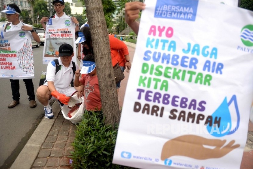 Hari Peduli Sampah Nasional (HPSN). Karyawan PALYJA bersama relawan lain membersihkan sampah di Jalan Teluk Betung saat hari bebas kendaraan bermotor di Jakarta Pusat, Ahad (21/2).
