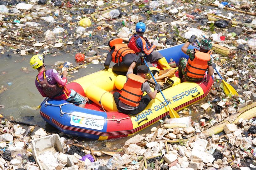 Hari Peduli Sampah Nasional, Pandawara Grup memperingatinya dengan bersih-bersih sampah, bersama Jabar Quick Response (JQR) serta para influencer di Sungai Cikeruh Bendungan, Jawa Barat.