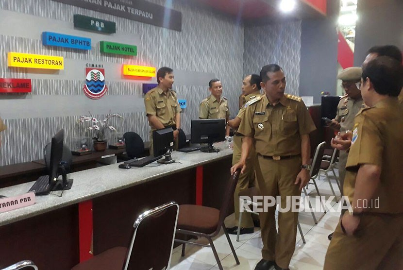 Hari pertama kerja, Walikota Cimahi, Ajay M Priatna dan Wakilnya, Ngatiyana bersama beberapa kepala dinas di Pemkot Cimahi melakukan sidak ke beberapa kantor dinas, Senin (23/10).