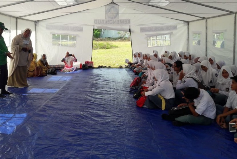 Hari pertama mulai bersekolah pascagempa dan tsunami di Sulteng. Siswa SMA Negeri 1 Banawa Donggala menjalani trauma healing dari relawan Wahdah Islamiyah, Selasa (15/10)