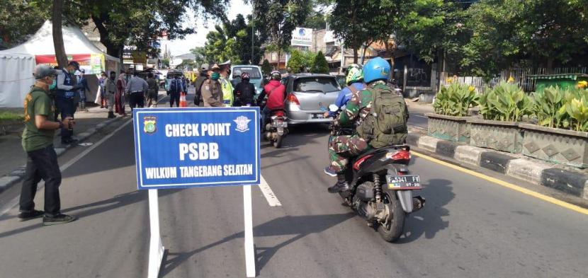 Hari pertama pelaksanaan Pembatasan Sosial Berskala Besar (PSBB) di Kota Tangerang Selatan (Tangsel) dinilai kurang persiapan, Sabtu (18/4).