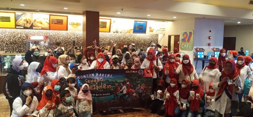 Hari pertama pemutaran film Sepeda Presiden, Kamis (23/12) disambut antusias para keluarga Indonesia. Bioskop-bioskop di wilayah Jakarta, Bogor, Tangerang, dan Bekasi diramaikan kehadiran penonton yang sejak awal menantikan rilis film tersebut.