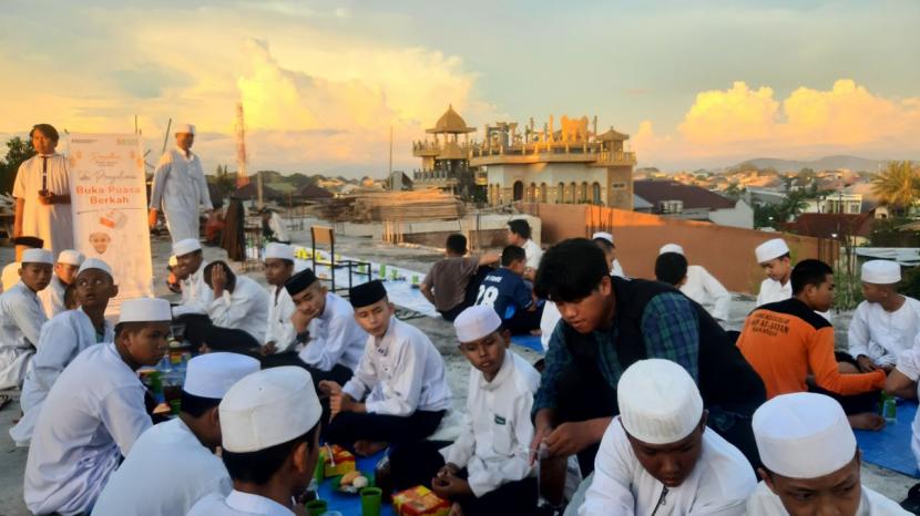 Hari pertama puasa Ramadhan 1444 Hijriyah, Lembaga Amil Zakat Nasional Baitul Maal Hidayatullah (Laznas BMH) melaksanakan program buka puasa berkah bersama para santri tahfidz, di Makassar.
