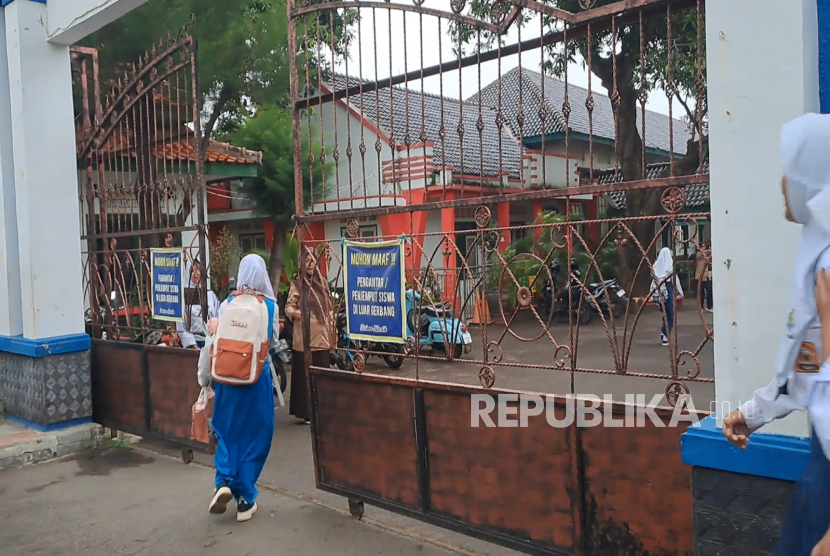 Hari pertama tahun ajaran baru 2025/2026, siswa sekolah menengah pertama (SMP) di Kabupaten Indramayu terlihat berlarian memasuki gerbang