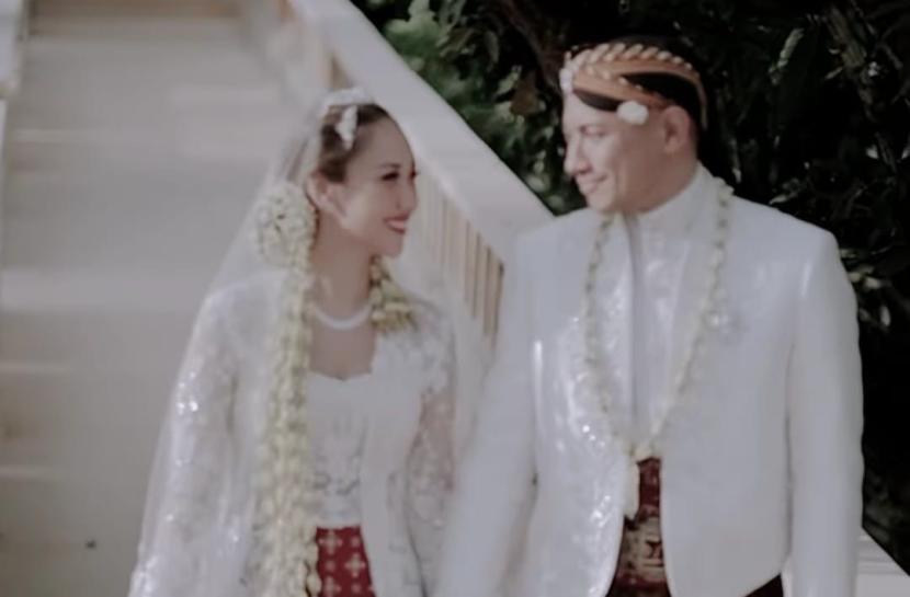 Hari Sabtu (2/12/2023) lalu menjadi saksi pernikahan yang penuh makna bagi pasangan Bunga Citra Lestari (BCL) dan Tiko Aryawardhana.