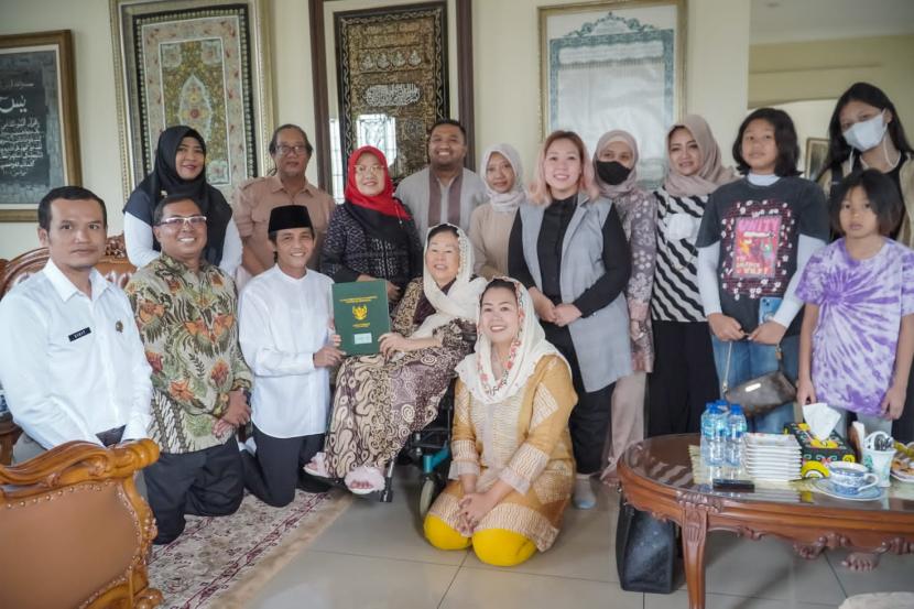 Hari Santri, Wamen ATR/BPN Serahkan Sertifikat Yayasan Wahid Hasyim untuk Keluarga Gus Dur
