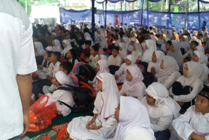 Harian Umum Republika bekerja sama dengan Kerajaan Arab Saudi, Bank Syariah Mandiri dan Sinar Mas mengadakan buka puasa bersama 1.000 anak yatim piatu di halaman gedung Republika, Jakarta, Sabtu (25/6).