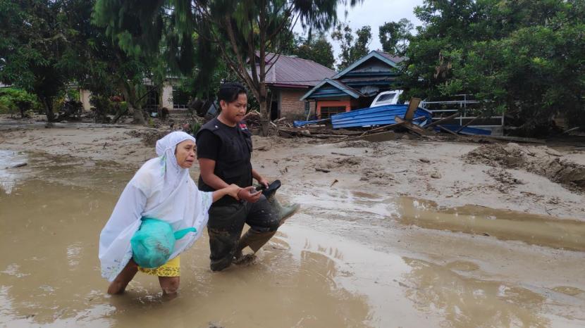 Harlinda Daling, salah seorang warga yang rumahnya terendam lumpur akibat banjir bandang di Luwu Utara, Senin (13/7).