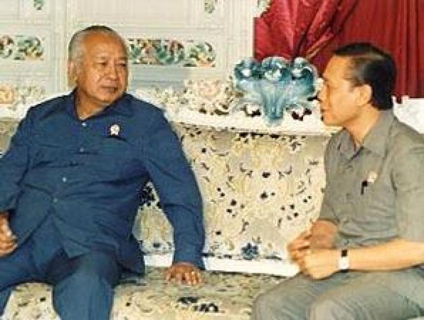 Harmoko dan Suharto.