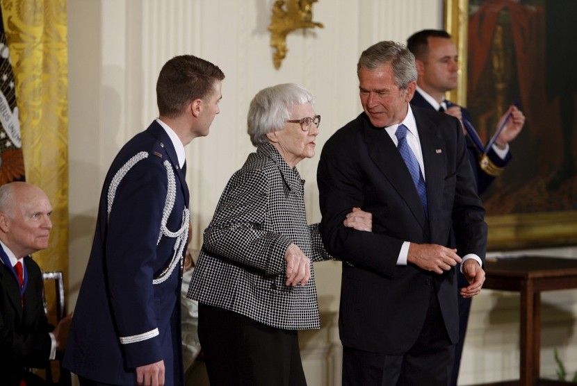 Harper Lee (tengah) dan presiden AS, George W. Bush, dalam acara penganugerahan 'Presidential Medal of Freedom' di Gedung Putih, Washington, Amerika Serikat, pada 5 November 2007. 