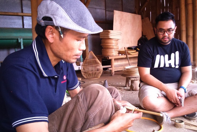 Harry Anugrah Mawardi (29) pendiri Amygdala Bamboo bersama pengrajin bambu, Utang Mamad membuat kerajinan bambu di Kampung Ciloa, Desa Mekarsari, Kecamatan Selaawi, Kabupatem Garut, Kamis (12/11).