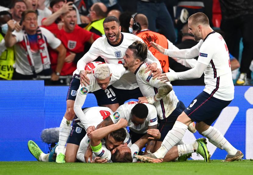  Harry Kane (bawah) dari Inggris merayakan dengan rekan satu timnya setelah mencetak keunggulan 2-1 dari titik penalti selama semifinal UEFA EURO 2020 antara Inggris dan Denmark di London, Inggris, 07 Juli 2021. 