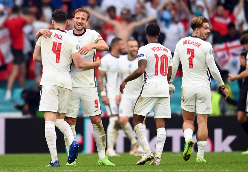 Harry Kane dari Inggris (kedua kiri) merayakan dengan Declan Rice setelah memenangkan pertandingan sepak bola babak 16 besar UEFA EURO 2020 antara Inggris dan Jerman di London, Inggris, 29 Juni 2021. 