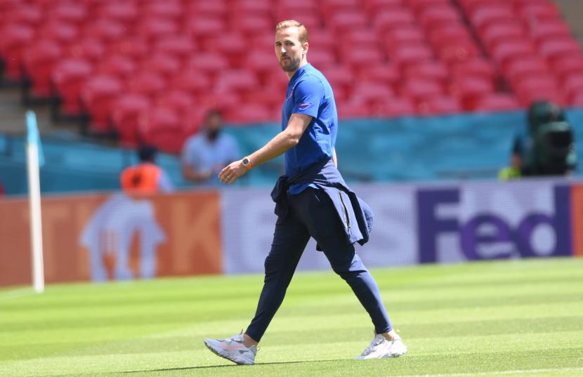Harry Kane dari Inggris memeriksa lapangan sebelum pertandingan sepak bola babak penyisihan grup D UEFA EURO 2020 antara Inggris dan Kroasia di London, Inggris, 13 Juni 2021.