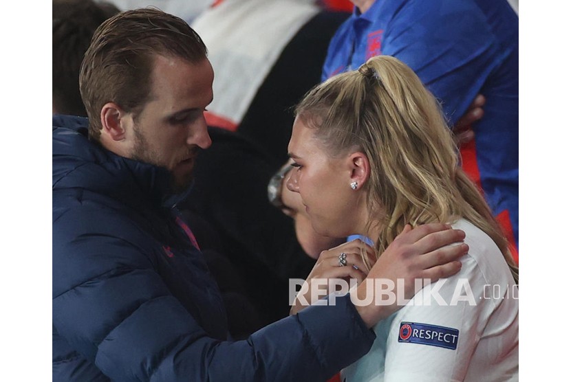 Harry Kane dari Inggris menghibur rekannya Katie Goodland setelah kalah di final UEFA EURO 2020 antara Italia dan Inggris di London, Inggris, Senin (12/7) dini hari WIB.