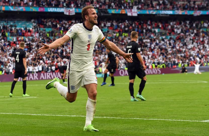 Harry Kane dari Inggris merayakan mencetak gol 2-0 selama pertandingan sepak bola babak 16 besar UEFA EURO 2020 antara Inggris dan Jerman di London, Inggris, Rabu (30/6)..