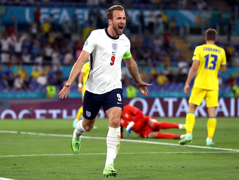 Harry Kane dari Inggris merayakan setelah mencetak keunggulan 1-0 selama pertandingan perempat final UEFA EURO 2020 antara Ukraina dan Inggris di Roma, Italia, 03 Juli 2021.