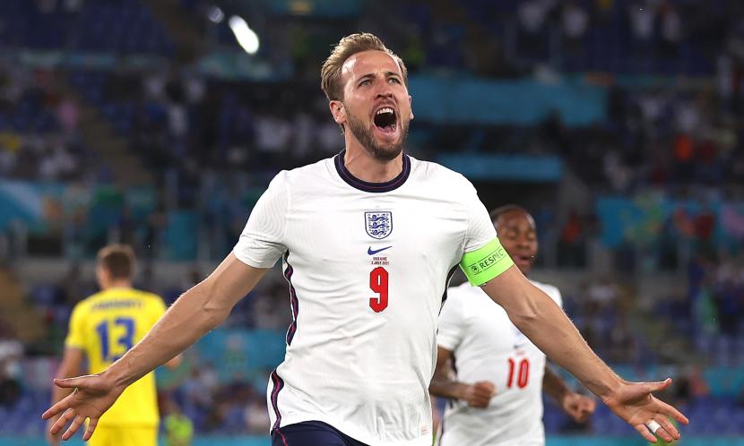  Harry Kane dari Inggris merayakan setelah mencetak keunggulan 1-0 selama pertandingan perempat final UEFA EURO 2020 antara Ukraina dan Inggris di Roma, Italia, 03 Juli 2021.