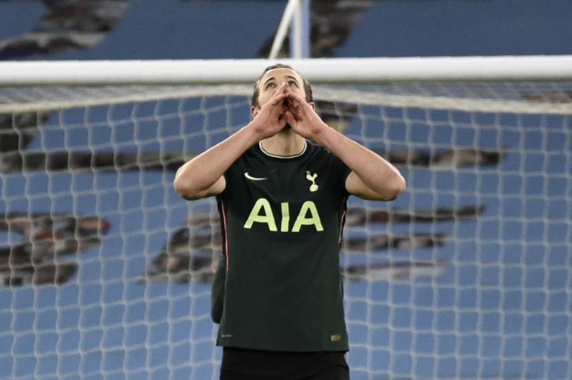 Harry Kane dari Tottenham bereaksi setelah pemain Manchester City Rodrigo mencetak gol pembuka selama pertandingan sepak bola Liga Premier Inggris antara Manchester City dan Tottenham Hotspur di Stadion Etihad, Manchester, Inggris, Sabtu, 13 Februari 2021. 