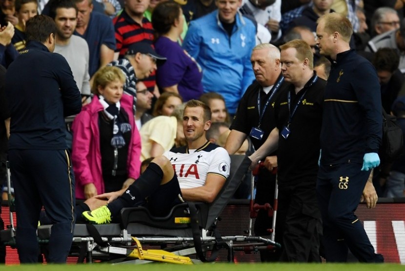 Harry Kane ditandu keluar lapangan saat mengalami cedera engkel.