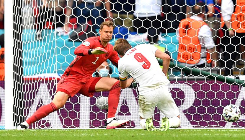 Harry Kane (kanan) dari Inggris mencetak keunggulan 2-0 melawan kiper Jerman Manuel Neuer (kiri) selama pertandingan sepak bola babak 16 besar UEFA EURO 2020 antara Inggris dan Jerman di London, Inggris, 29 Juni 2021.