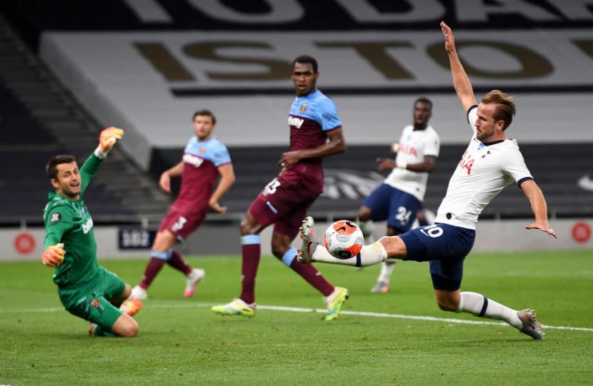 Harry Kane mencetak gol ke gawang West Ham United. Tottenham menang 2-0 atas West Ham.