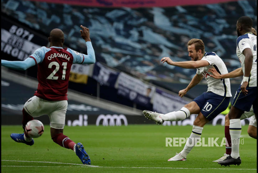 Harry Kane mencetak gol kedua Spurs pada laga antara Tottenham Hotspur melawan West Ham United di Tottenham Hotspur Stadium, Senin (19/10) dini hari WIB.