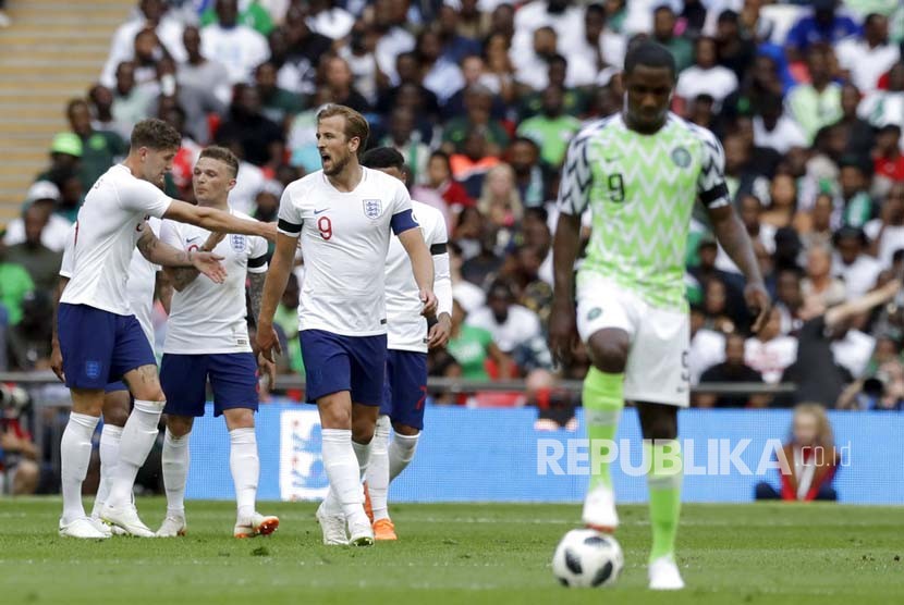 Harry Kane merayakan setelah mencetak gol kedua timnya dalam pertandingan sepak bola persahabatan antara Inggris dan Nigeria di stadion Wembley di London, Sabtu (2/6). 