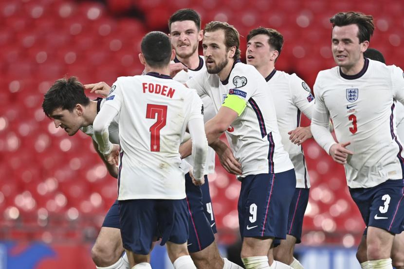 Skuad Inggris merayakan gol kemenangan melawan Polandia, Kamis (1/4).