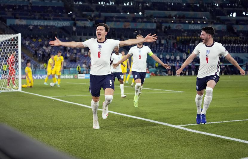 Harry Maguire dari Inggris merayakan setelah mencetak gol kedua timnya selama pertandingan perempat final UEFA EURO 2020 antara Ukraina dan Inggris di Roma, Italia, 03 Juli 2021.