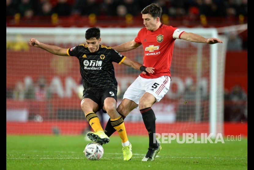  Bek Manchester United, Harry Maguire (kanan),  saat berduel dengan Raul Jimenez pada laga rematch putaran ketiga Piala FA antara Manchester United vs Wolverhampton Wanderers di Old Trafford,  Manchester, Inggris, 15 Januari 2020.  EPA-EFE/PETER POWELL 