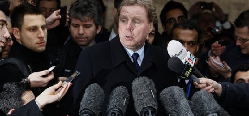 Harry Redknapp, manajer Tottenham Hotspur, melayani pertanyaan wartawan di luar Pengadilan Southwark Crown, London, Rabu (8/2). 