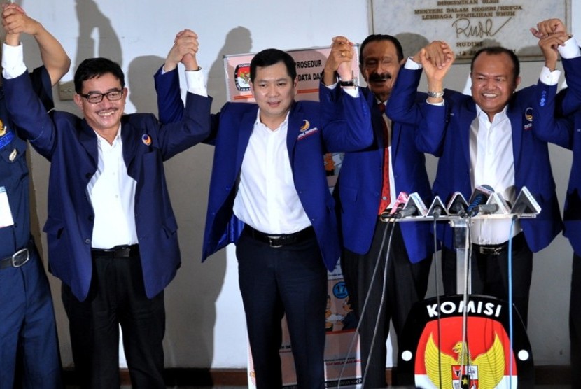 Harry Tanoesudibyo (Kedua kanan) dan pengurus Partai Nasioal Demokrat