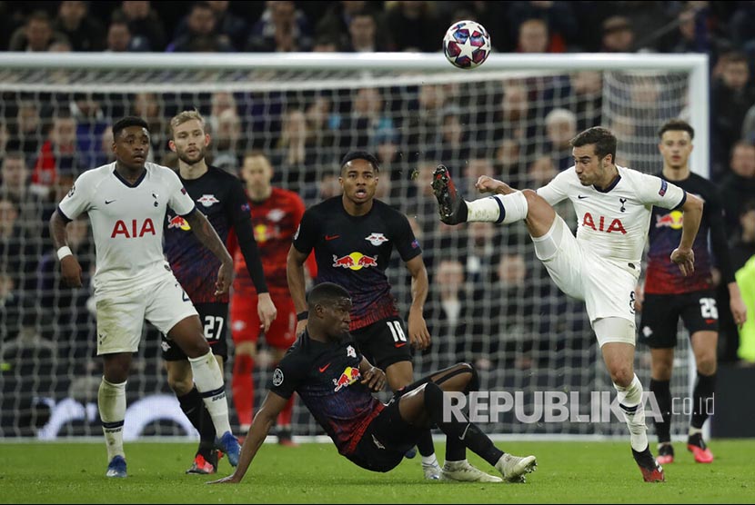 Harry Winks (kanan) berduel dengan Nordi Mukiele (bawah) pada laga leg pertama 16 besar Liga Champions antara Tottenham Hotspur dan Leipzig di Tottenham Hotspur Stadium, London. Keduanya kembali diturunkan pada leg kedua di markas Leipzig, Red Bull Arena.