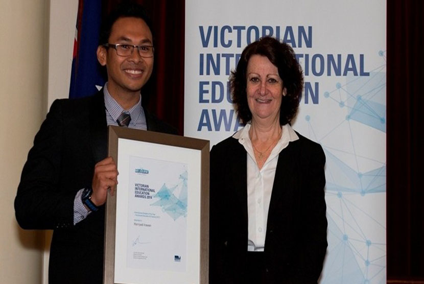 Harryadi Irawan mendapat penghargaan sebagai mahasiswa internasional terbaik se-Victoria di tahun 2014 