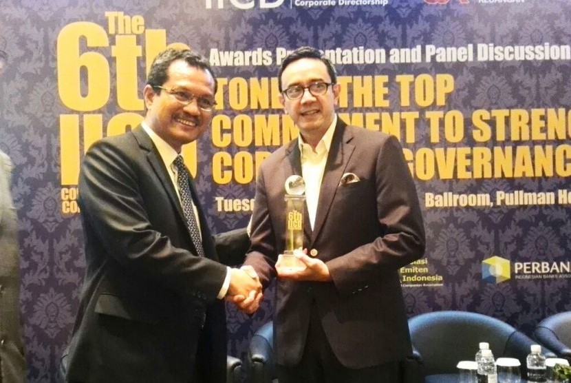 Harsya Denny Suryo, Group Head Investor Relations & Corporate Secretary Indosat (kanan) saat menerima penghargaan The Best Right of Shareholders.