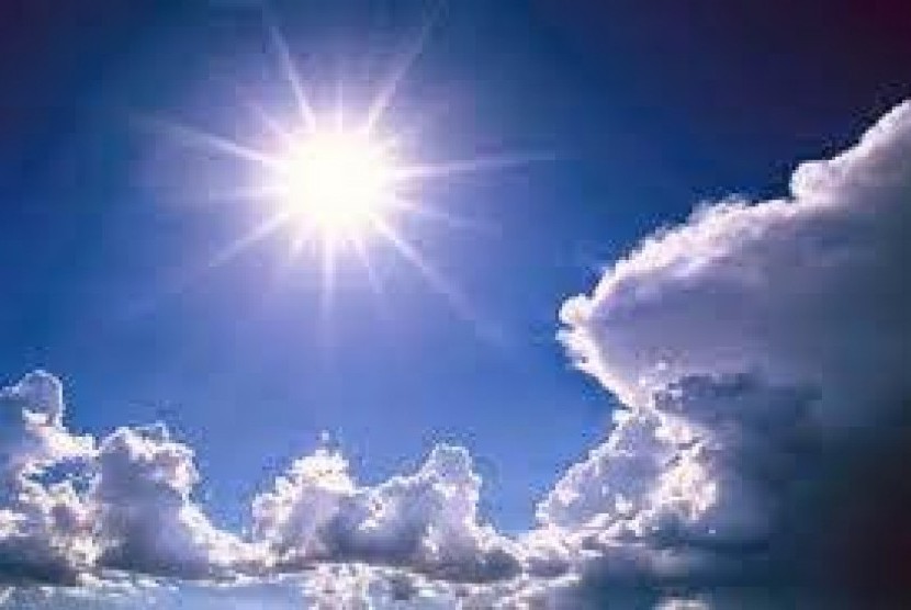 Keutamaan Majelis Dzikir, Dihadiri Malaikat. Foto ilustrasi: Cahaya matahari menyinari langit.