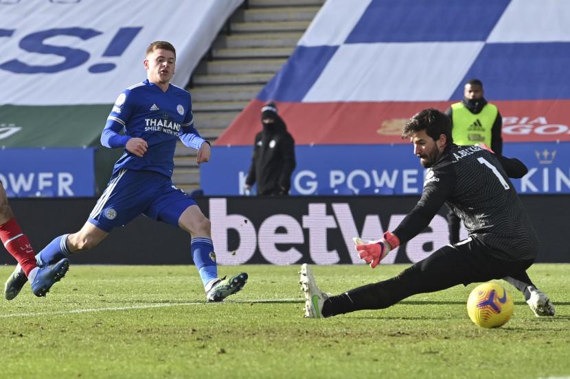 Pemain Leicester, Harvey Barnes (kiri) mencetak gol ketiga timnya selama pertandingan sepak bola Liga Primer Inggris antara Leicester City dan Liverpool di Stadion King Power di Leicester, Inggris, Sabtu (13/2).