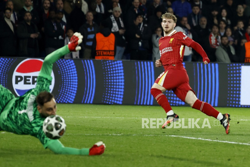 Harvey Elliott (kanan) dari Liverpool mencetak gol ke gawang PSG yang dijaga Gianluigi Donnarumma dalam pertandingan leg pertama babak 16 besar Liga Champions di Parc des Princes, Paris, Kamis (6/3/2025) dini hari WIB.